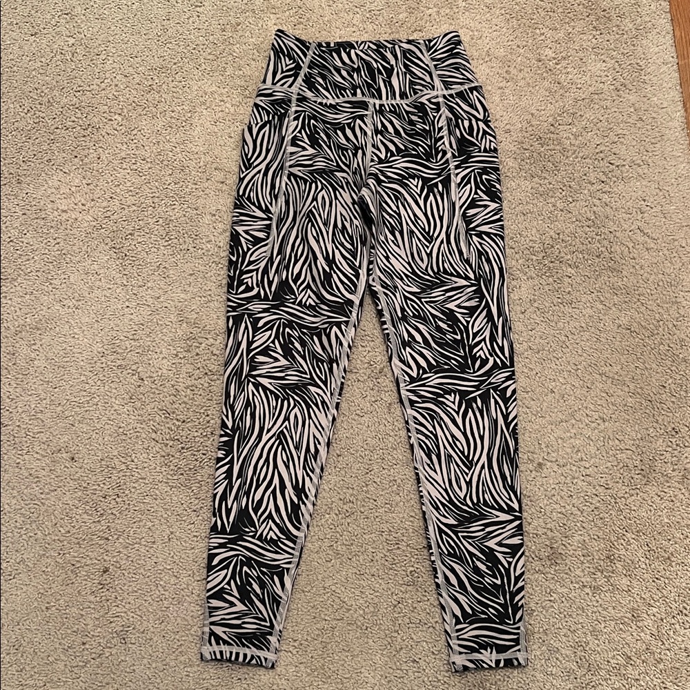 Kinesis Women’s  Size XS Striped Print 7/8 Moisture Wicking Core Leggings